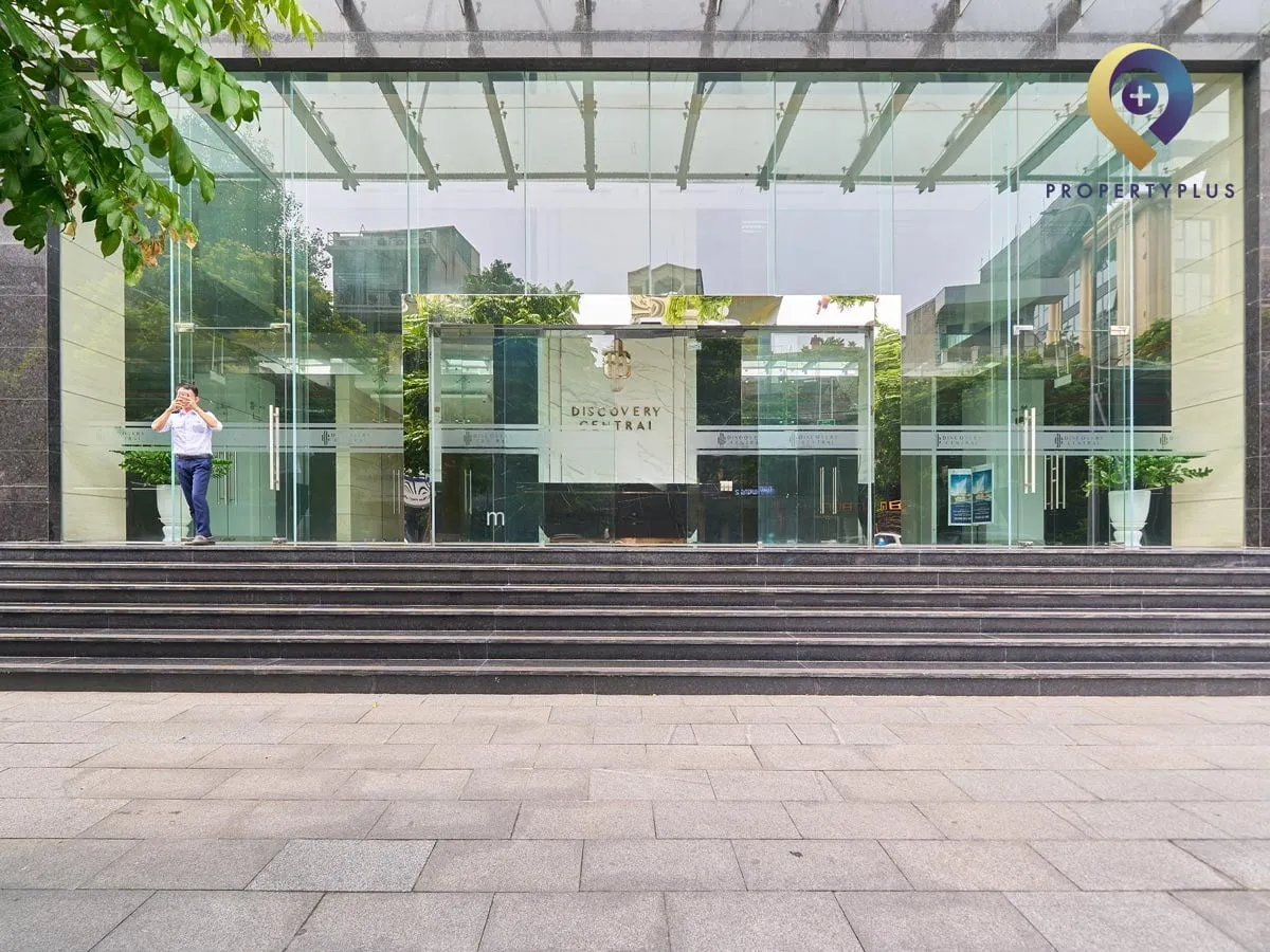 Khu vực cửa vào tòa nhà Discovery Central.